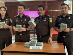 Kejari Jakbar Terima Pembayaran Denda Korupsi Terpidana Suhartono dan Iwan Setiawan Sebesar Rp.400 Juta