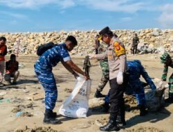 Sambut HUT TNI ke-79, TNI dan Polri Bersih-bersih Pantai